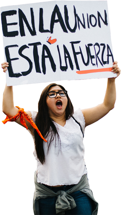 Woman rising a sign that reads En la unión está la fuerza (Strentgh is within unity)